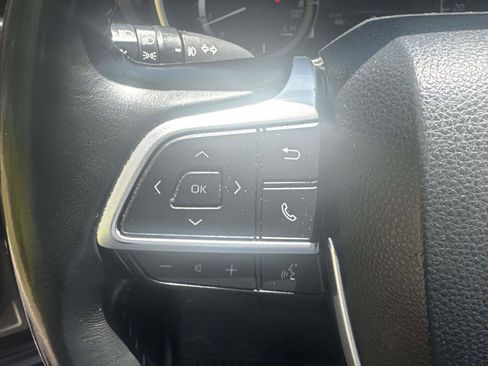 Used 2023 Toyota Highlander XLE AWD/4WD image 22