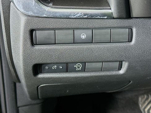 Used 2023 Nissan Rogue SV AWD/4WD image 17
