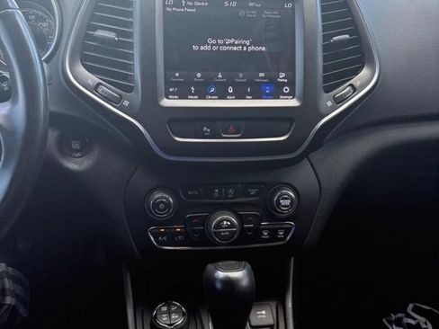 Used 2019 Jeep Cherokee Trailhawk AWD/4WD image 12