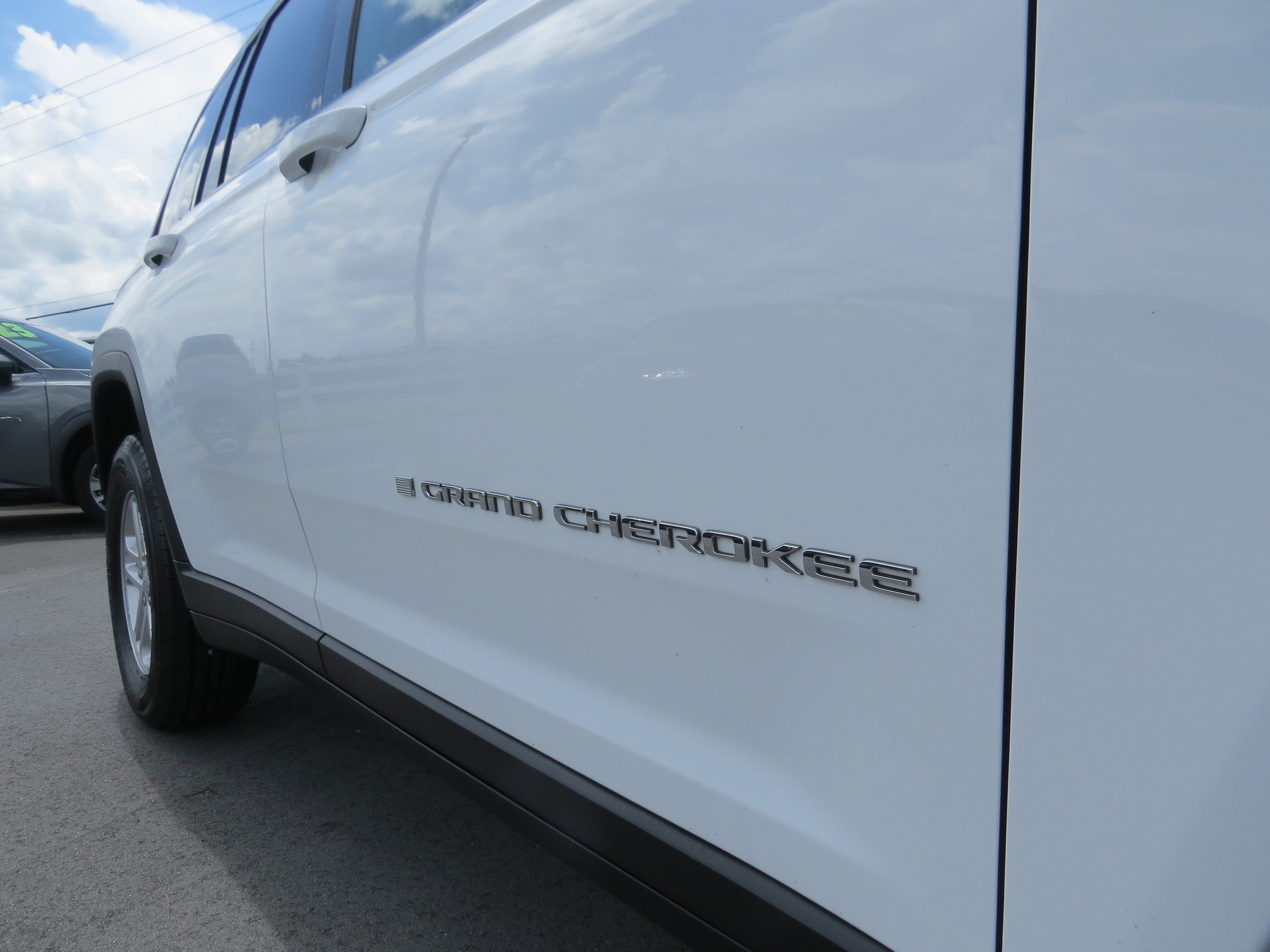 Used 2023 Jeep Grand Cherokee Laredo AWD/4WD image 11