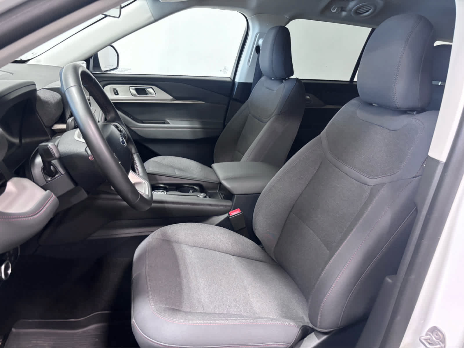 Used 2025 Ford Explorer Active AWD/4WD image 13