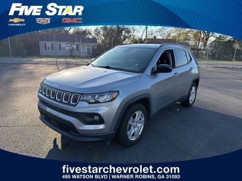 Used 2022 Jeep Compass Latitude image 1