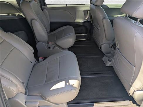 Used 2018 Toyota Sienna LE w/ Carpet Mat Package AWD/4WD image 18