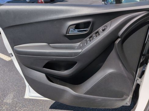 Used 2022 Chevrolet Trax LT w/ LT Convenience Package image 21