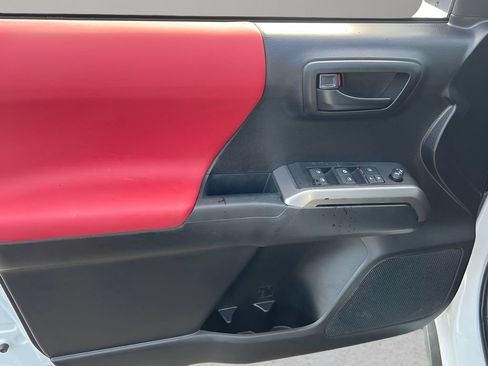 Certified 2021 Toyota Tacoma SR5 AWD/4WD image 9