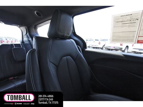 Used 2024 Chrysler Pacifica Limited FWD image 12