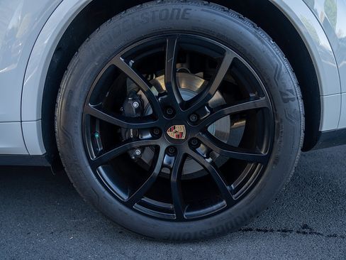 Certified 2025 Porsche Cayenne E-Hybrid AWD/4WD image 25
