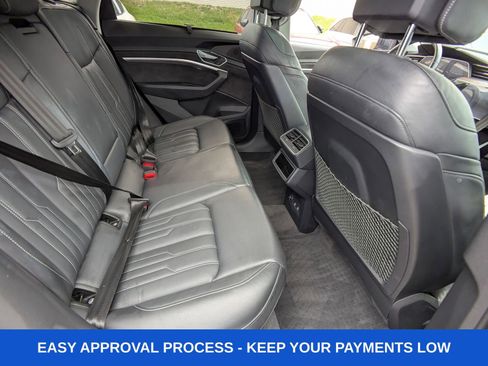 Used 2019 Audi e-tron Prestige w/ Prestige Package AWD/4WD image 18