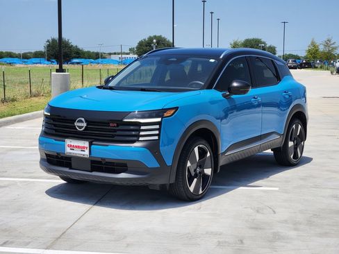 Used 2025 Nissan Kicks SR FWD image 2