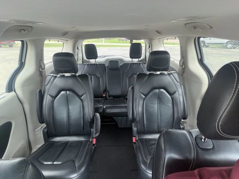 Used 2022 Chrysler Pacifica Touring-L FWD image 8