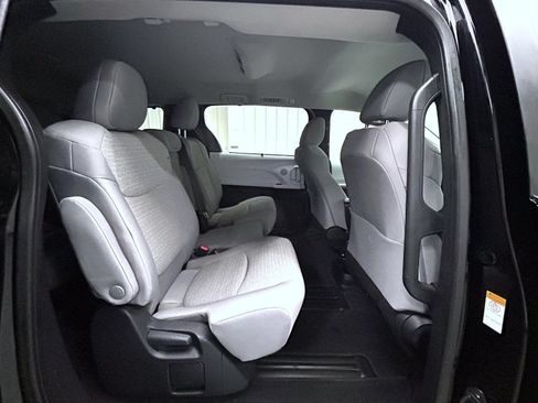 Used 2026 Toyota Sienna LE FWD image 17
