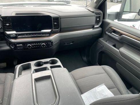 Used 2024 Chevrolet Silverado 2500 LT AWD/4WD image 9