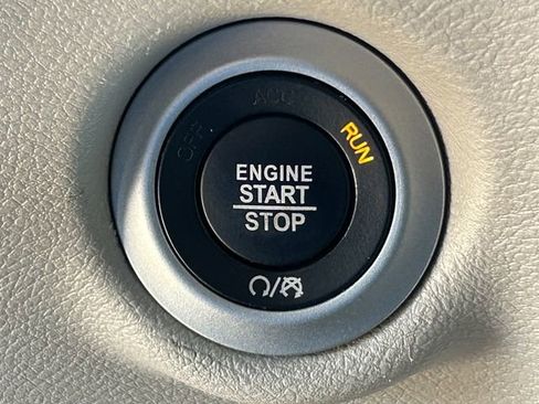 Used 2023 Chrysler Pacifica Touring-L FWD image 17