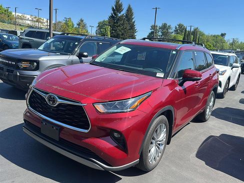 Used 2023 Toyota Highlander Platinum AWD/4WD image 2