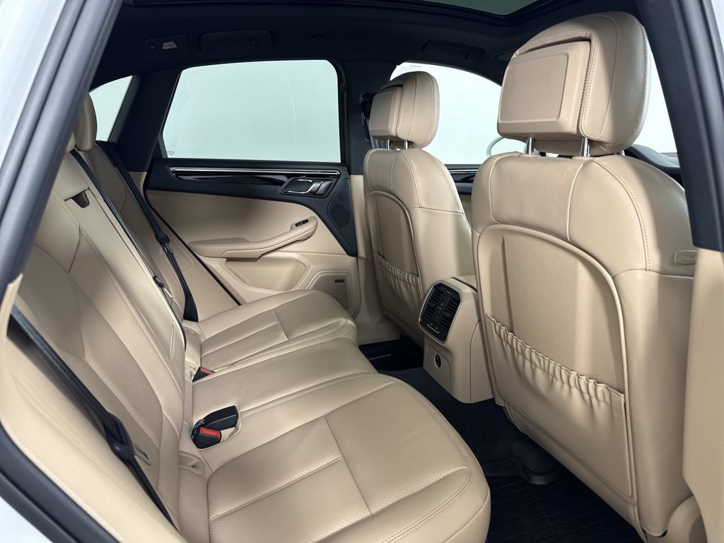 Certified 2025 Porsche Macan AWD/4WD image 24
