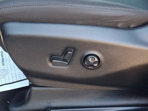 Used 2023 Chrysler Pacifica Touring FWD image 15