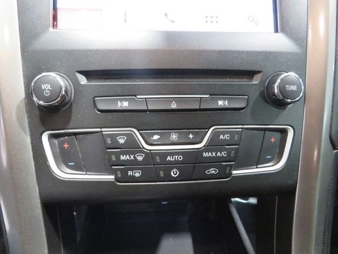 Used 2018 Ford Fusion SE image 20