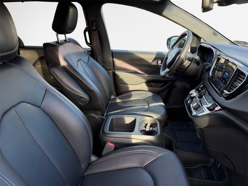 Used 2025 Chrysler Pacifica Select image 27