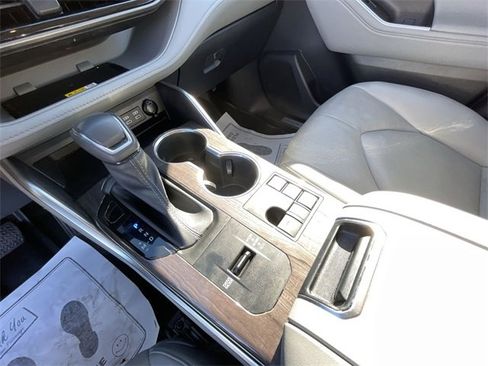 Used 2023 Toyota Highlander Limited image 24