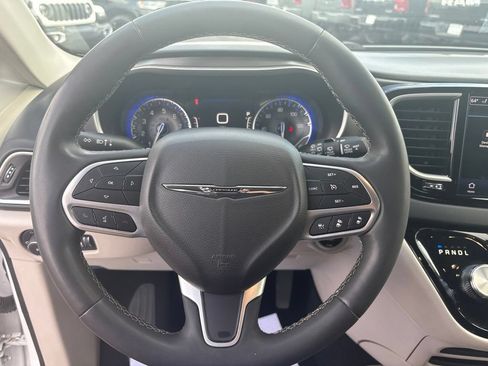 Certified 2023 Chrysler Pacifica Touring-L FWD image 21