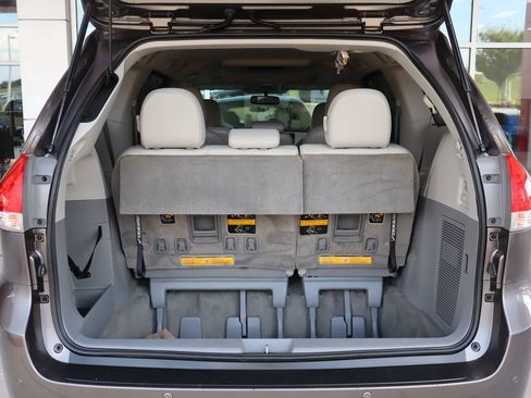 Used 2014 Toyota Sienna XLE w/ XLE Premium Package FWD image 9
