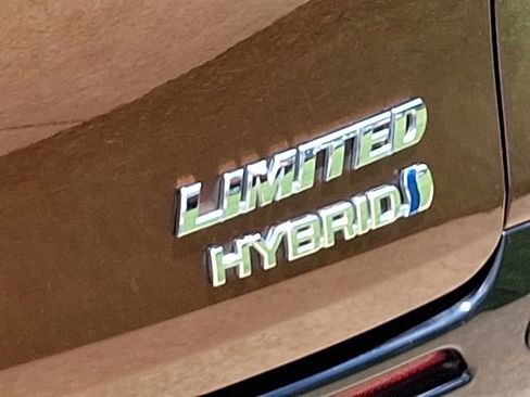 Used 2021 Toyota Sienna Limited image 36