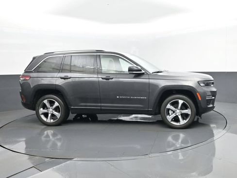 Used 2023 Jeep Grand Cherokee Limited w/ Luxury Tech Group II AWD/4WD image 3