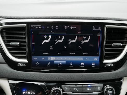 Certified 2024 Chrysler Pacifica Touring-L image 30