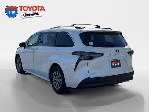Certified 2026 Toyota Sienna XLE FWD image 3