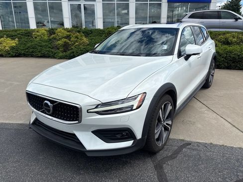 Used 2024 Volvo V60 B5 Cross Country Plus w/ Protection Package Premier AWD/4WD image 2