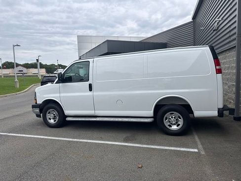 Used 2025 Chevrolet Express 2500 w/ Driver Convenience Package RWD image 5
