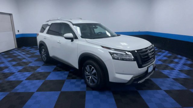 Used 2024 Nissan Pathfinder SL w/ Black Appearance Package AWD/4WD image 2