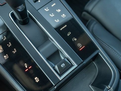 Certified 2026 Porsche Macan Turbo AWD/4WD image 20