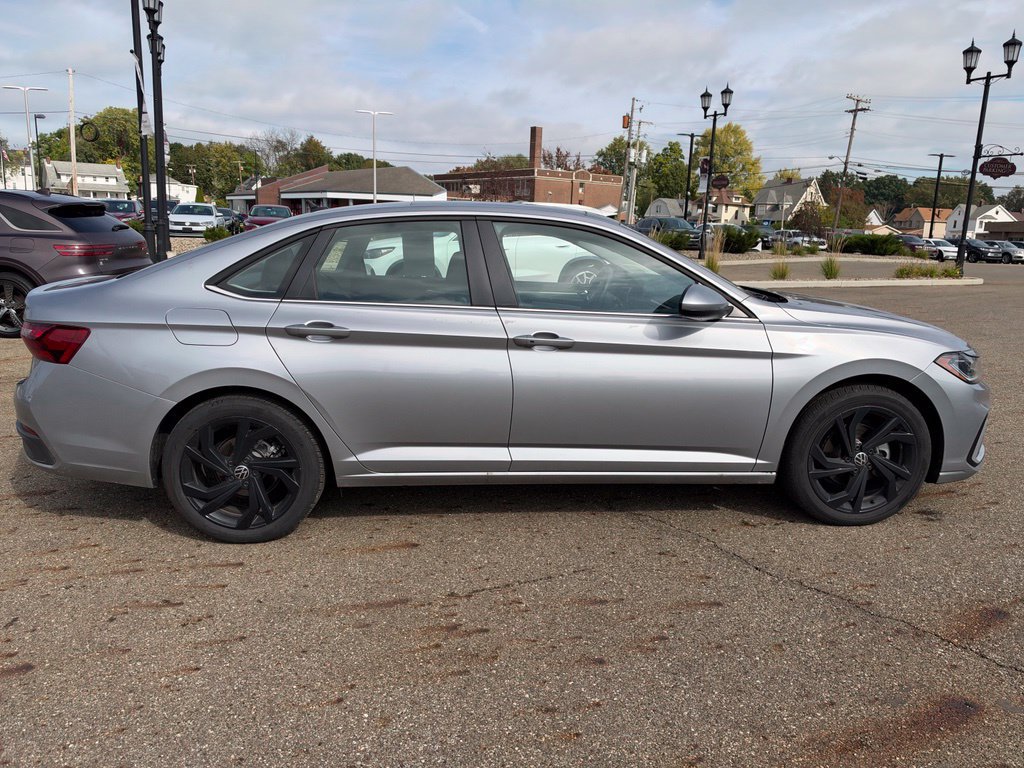 Used 2026 Volkswagen Jetta SE FWD image 4