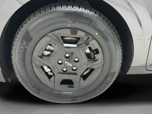 Used 2025 Kia Carnival FWD image 9