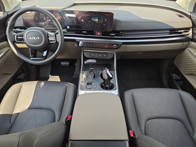 Used 2025 Kia Carnival FWD image 30