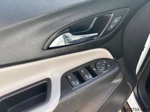 Used 2021 Chevrolet Equinox LS FWD image 15