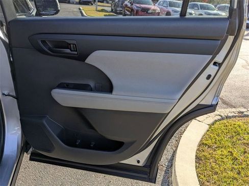 Used 2023 Toyota Highlander LE image 37