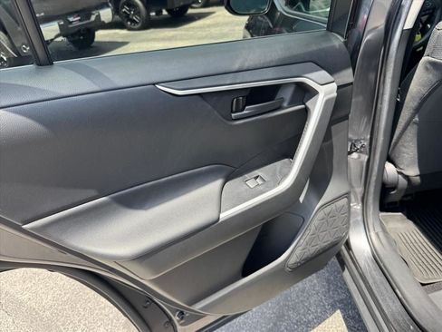 Used 2021 Toyota RAV4 LE AWD/4WD image 16