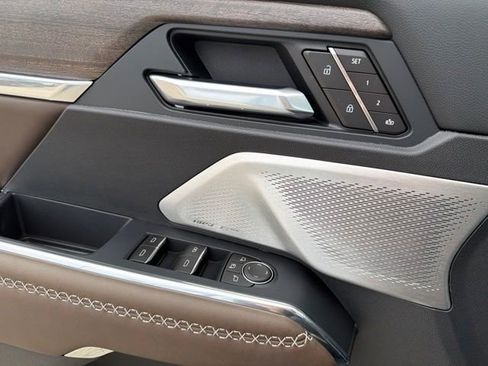 New 2026 GMC Acadia Denali Ultimate w/ LPO, Floor Liner Package AWD/4WD image 22