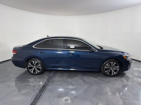 Used 2022 Volkswagen Passat 2.0T SE FWD image 4