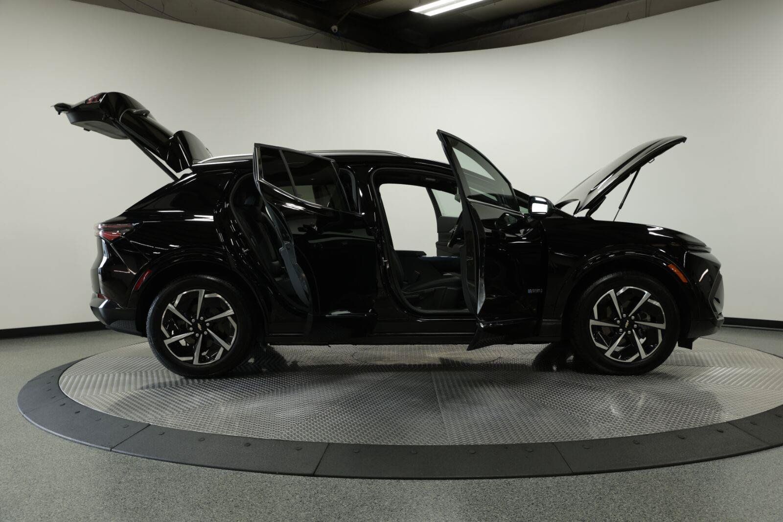 Certified 2025 Chevrolet Equinox EV LT w/ Convenience Package FWD image 12