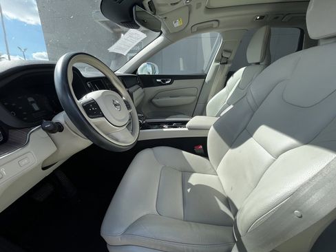 Used 2021 Volvo XC60 T5 Momentum image 13