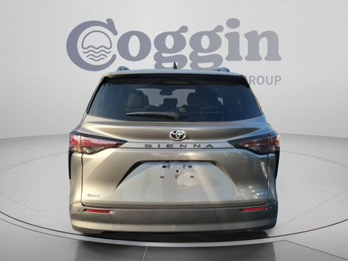 Used 2026 Toyota Sienna XLE FWD image 5