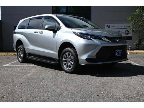 Used 2022 Toyota Sienna LE image 3