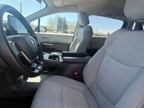 Used 2021 Toyota Sienna LE AWD/4WD image 3