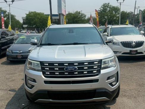 Used 2017 Ford Explorer Limited w/ Equipment Group 301A AWD/4WD image 2
