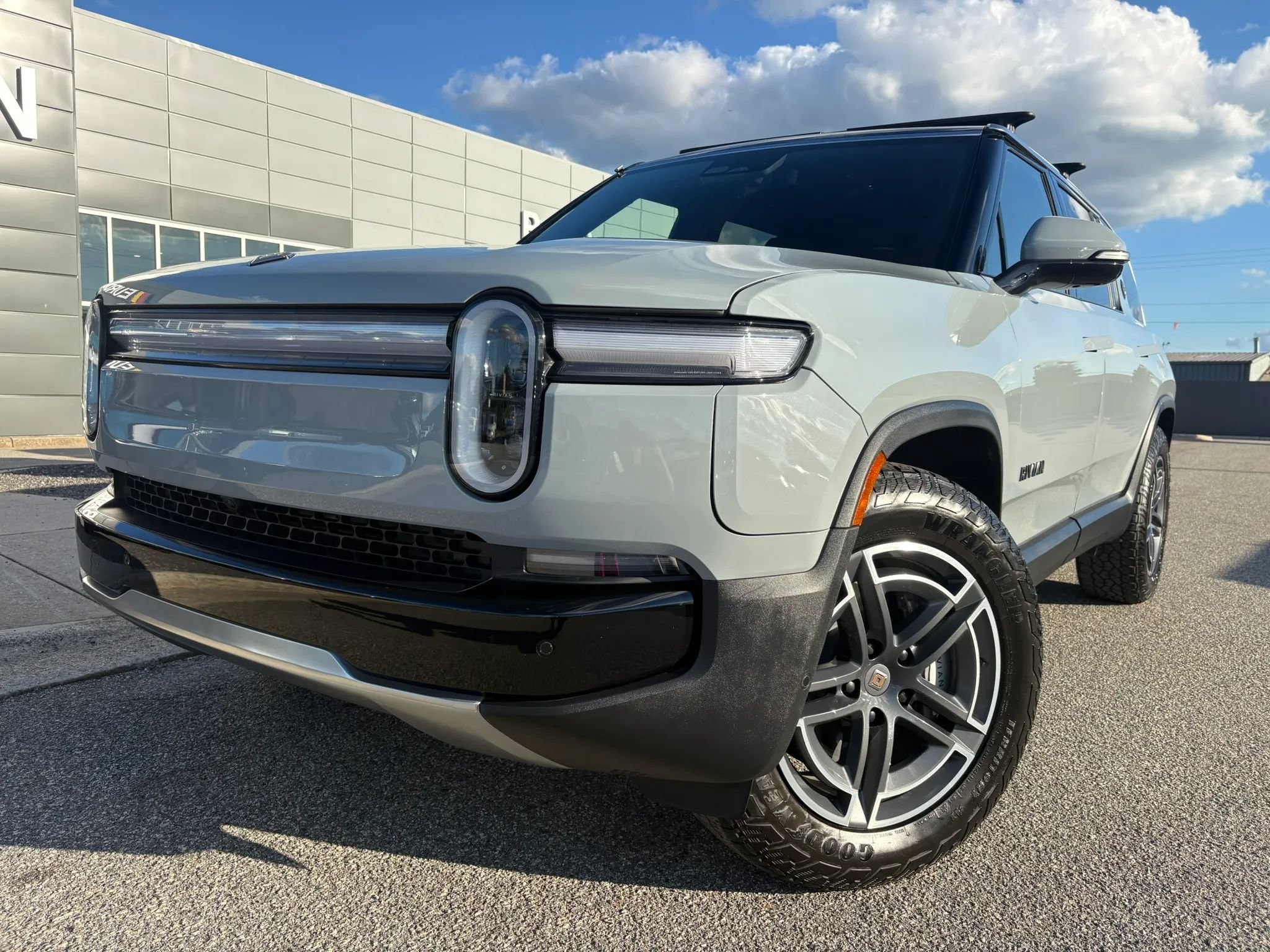 Used 2025 Rivian R1S Adventure Dual AWD/4WD image 1
