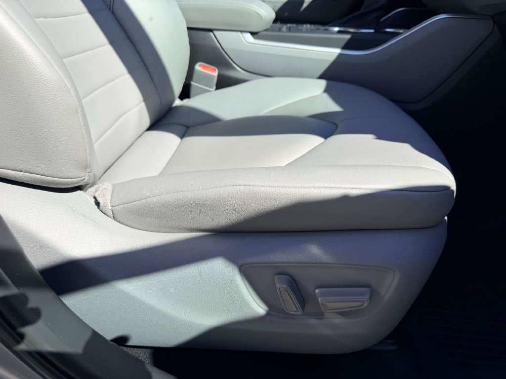 Certified 2021 Toyota Highlander XLE AWD/4WD image 12