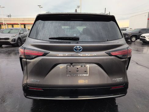 Certified 2022 Toyota Sienna Platinum FWD image 4